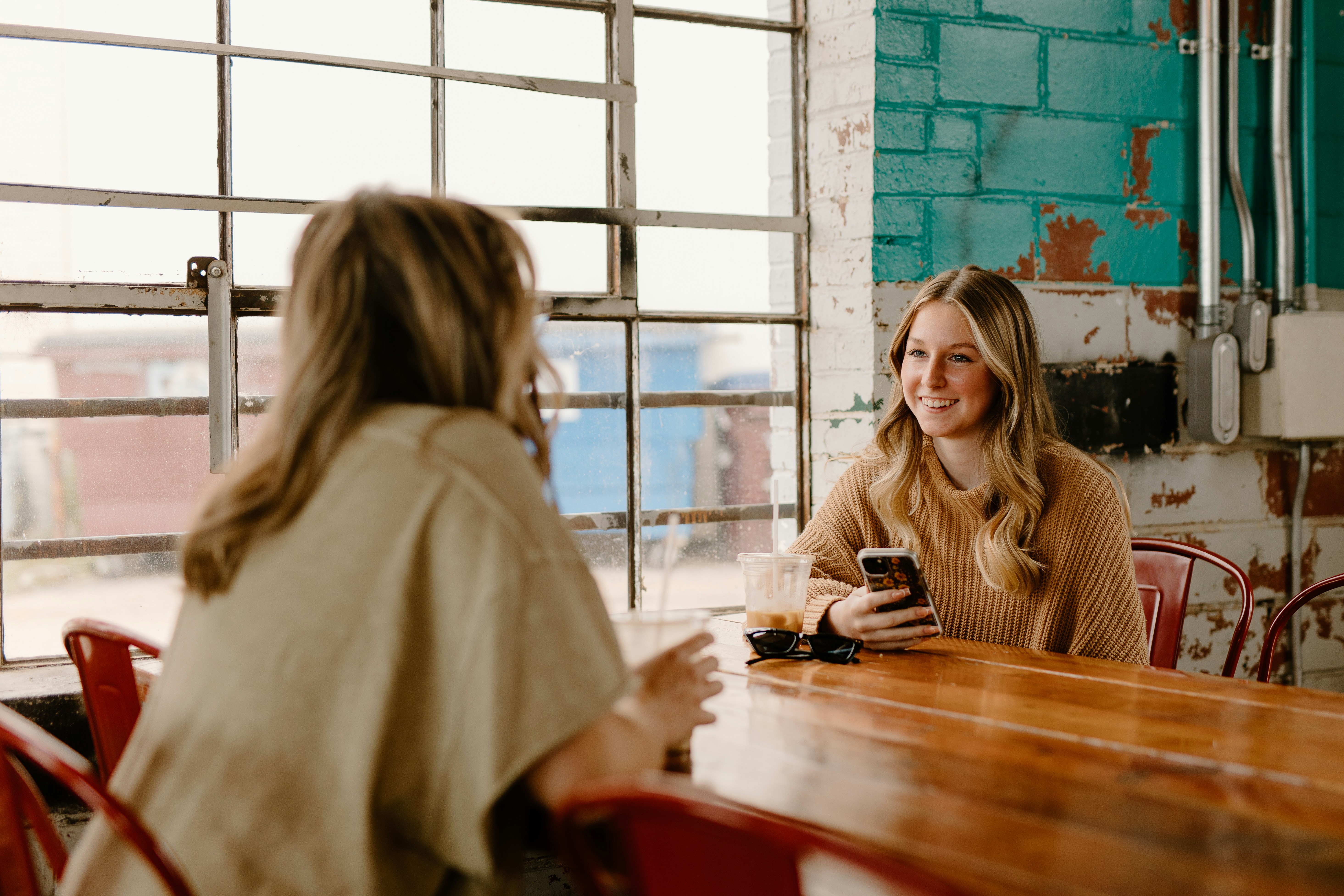 Deux amies autour d'un café