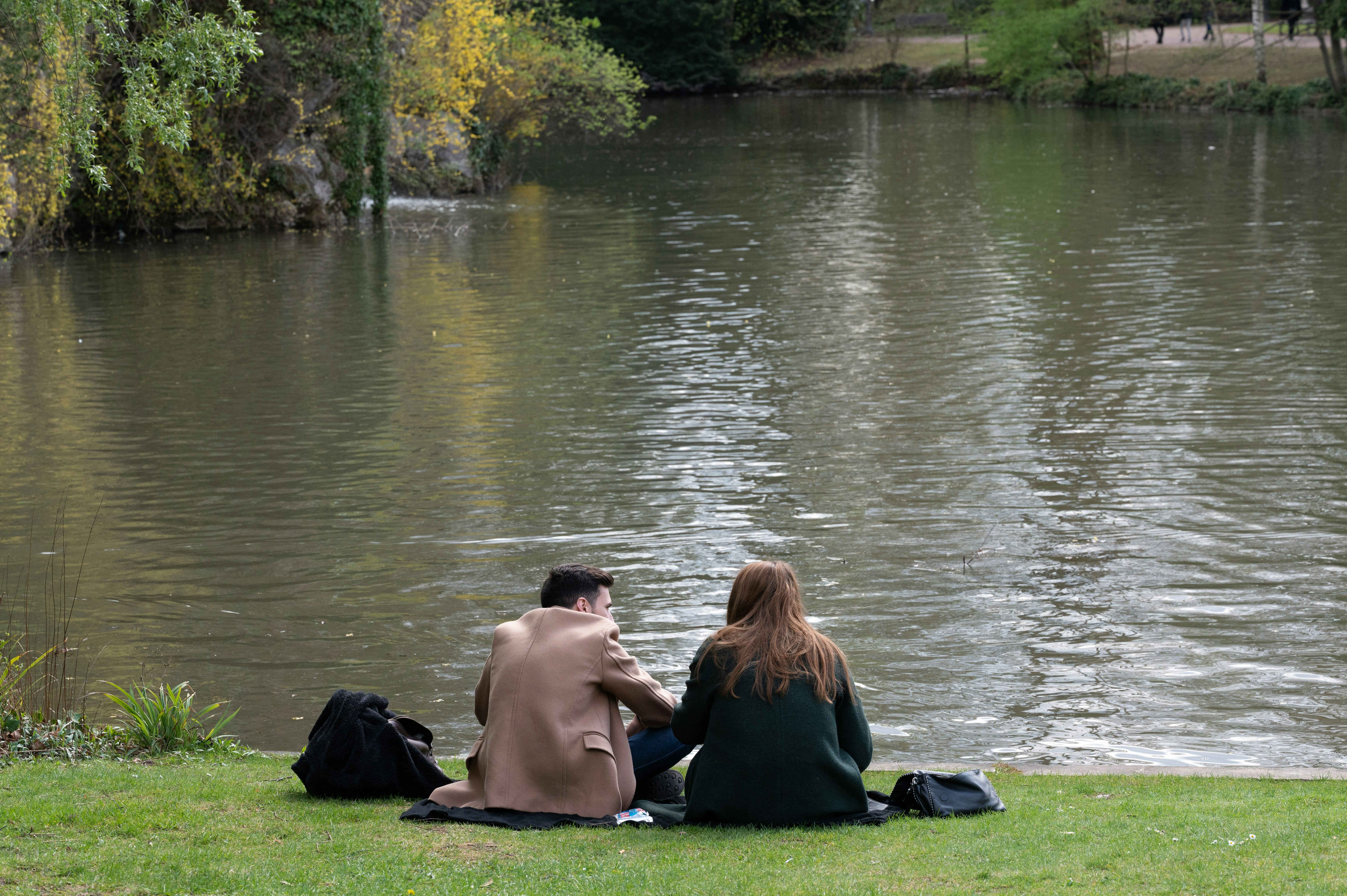 Couple partageant un moment de complicité