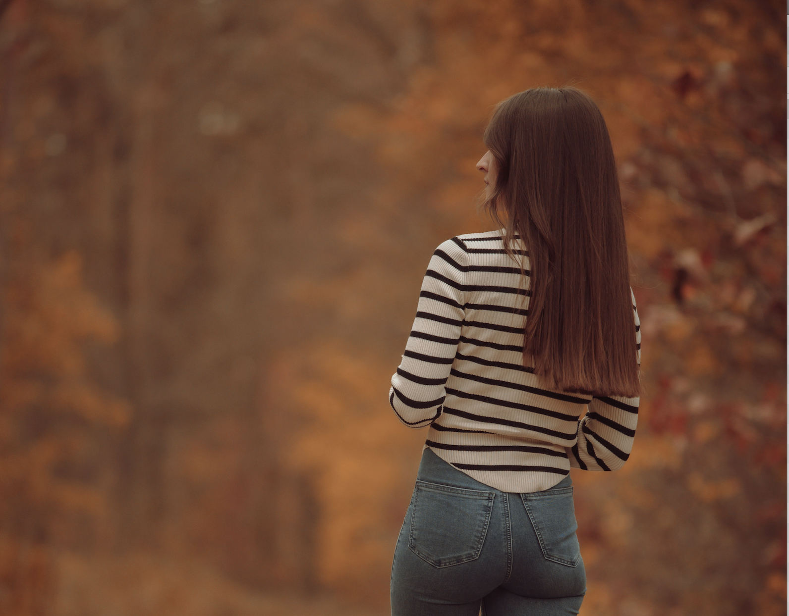 Personne marchant sur un chemin ensoleillé